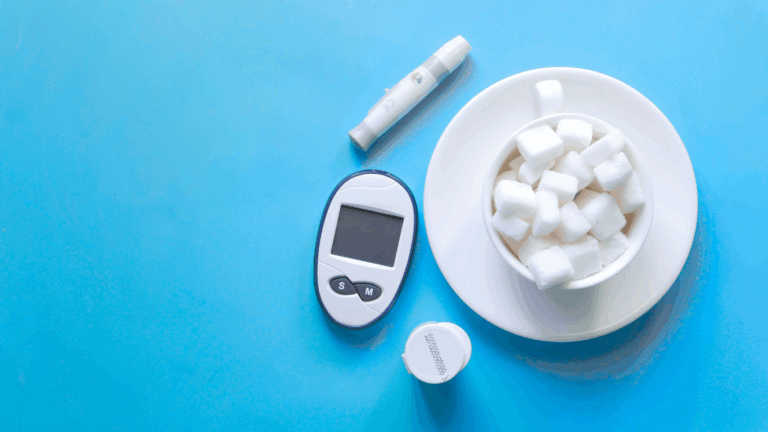 Symbolbild für Diabetes mit Blutzuckermessgerät, Teststreifen und Würfelzucker – zur Illustration möglicher Folgen wie dem diabetischen Fuß