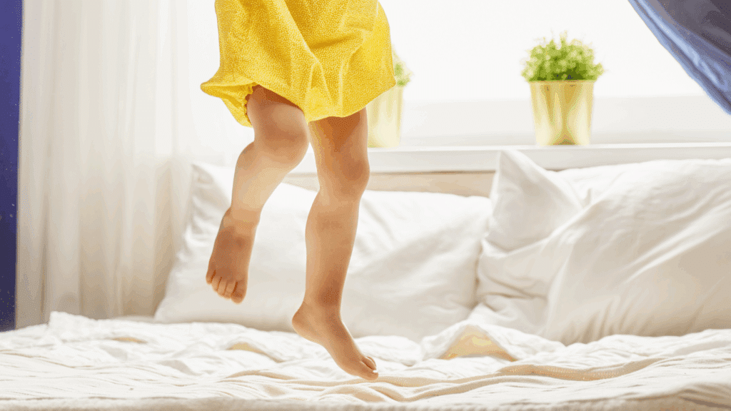 Kinderfüße auf Bett – Symbolbild für gesunde Entwicklung in der Kinderorthopädie