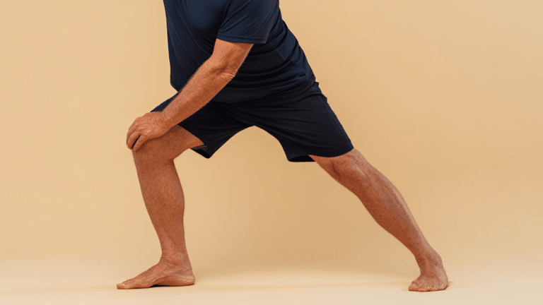 Mann praktiziert Yoga und Bewegung nach Fußoperation