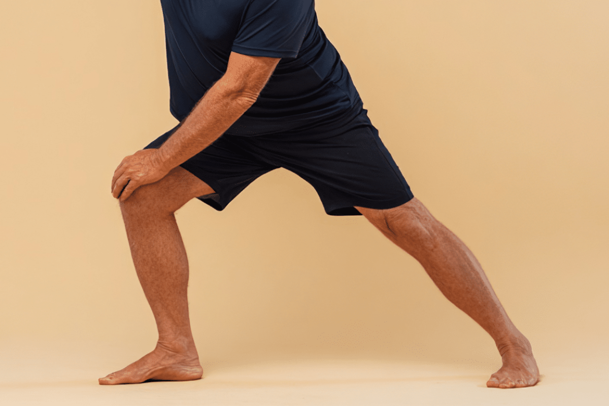 Mann praktiziert Yoga und Bewegung nach Fußoperation